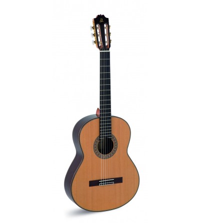 GUITARRA CLÁSICA ADMIRA A20 ELECTRIFICADA CON FISHMAN SERIE ARTESANÍA